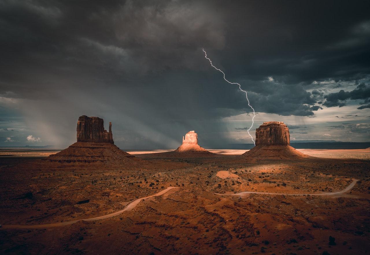 Brownd landscape under grey sky by Andy Vu | Pexels