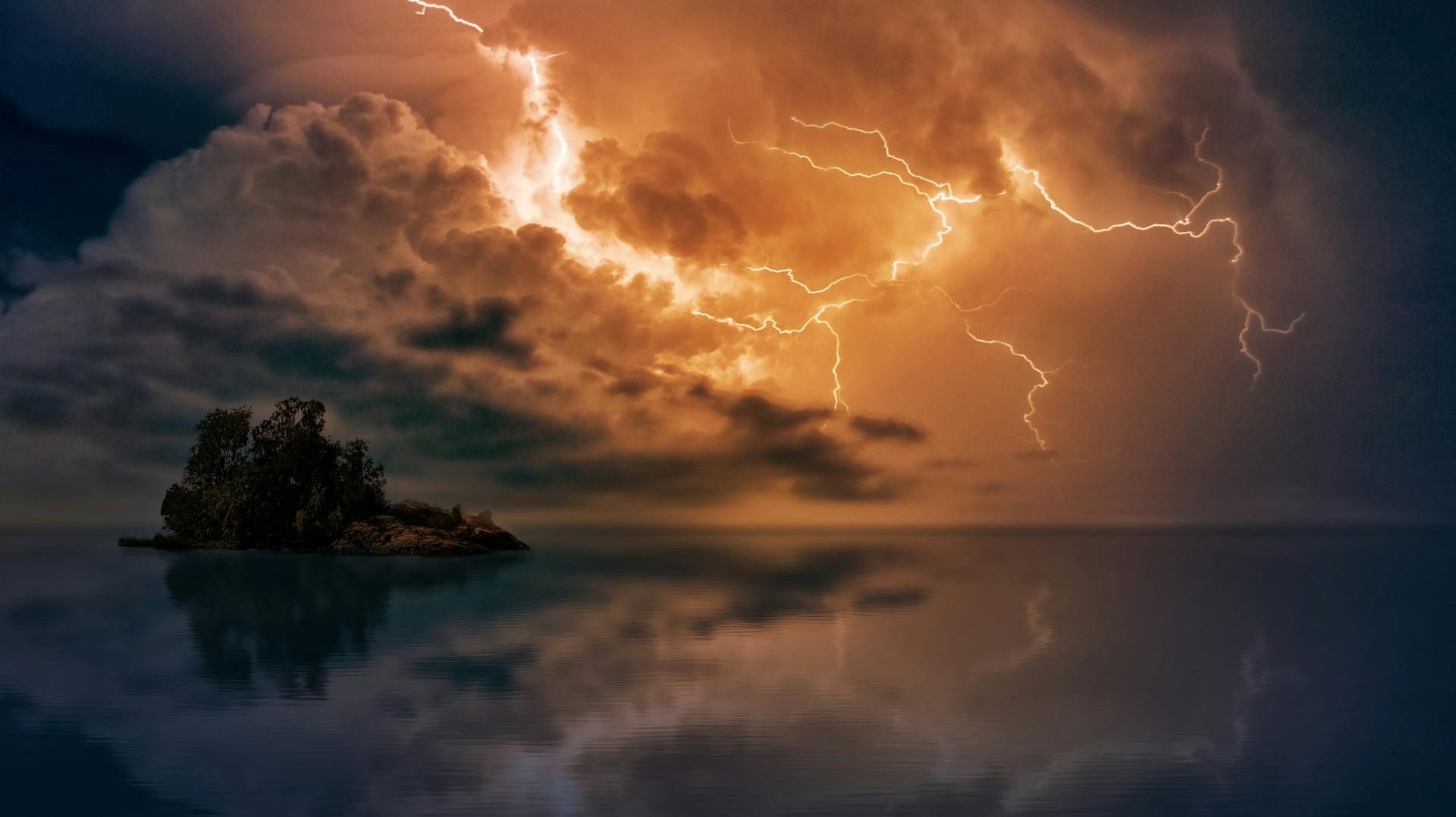 How to shoot lightning photography | Photo by  Johannes Plenio