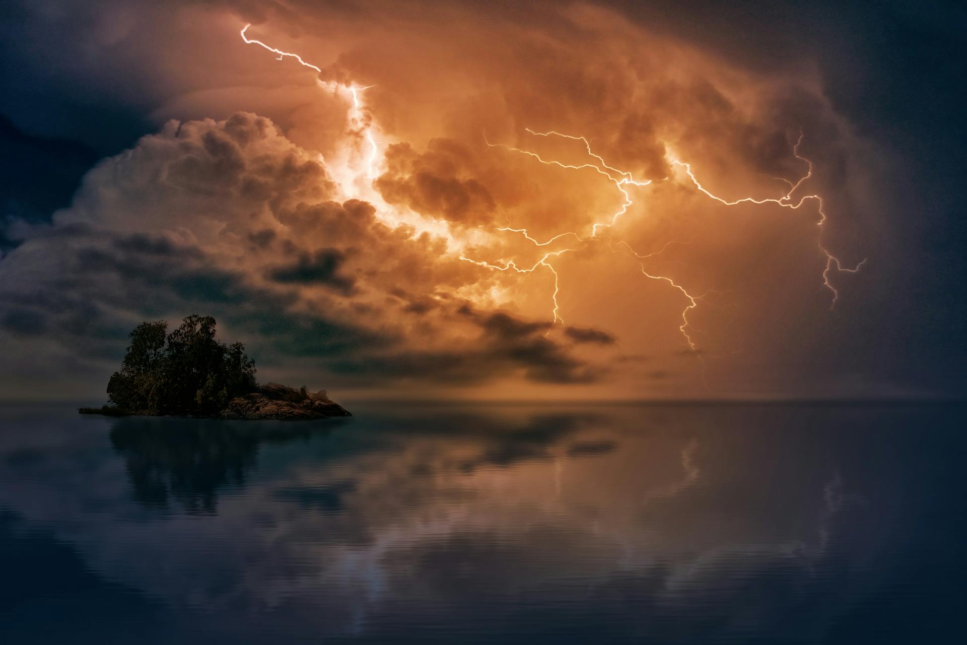 How to shoot lightning photography | Photo by  Johannes Plenio